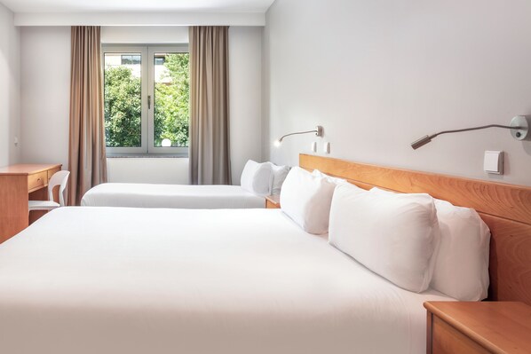 Family Room | In-room safe, desk, free WiFi - B&B Hotel Braga Lamacaes (Braga)