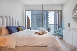 1 chambre, bureau, fer et planche à repasser, lit parapluie