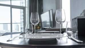 Ett matbord med två vinglas, en tallrik, bestick och ett glas vatten.