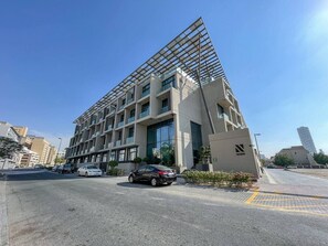 Un edificio moderno con un diseño angular único, que cuenta con varios pisos y grandes ventanales.