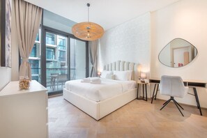 1 chambre, bureau, fer et planche à repasser, lit parapluie