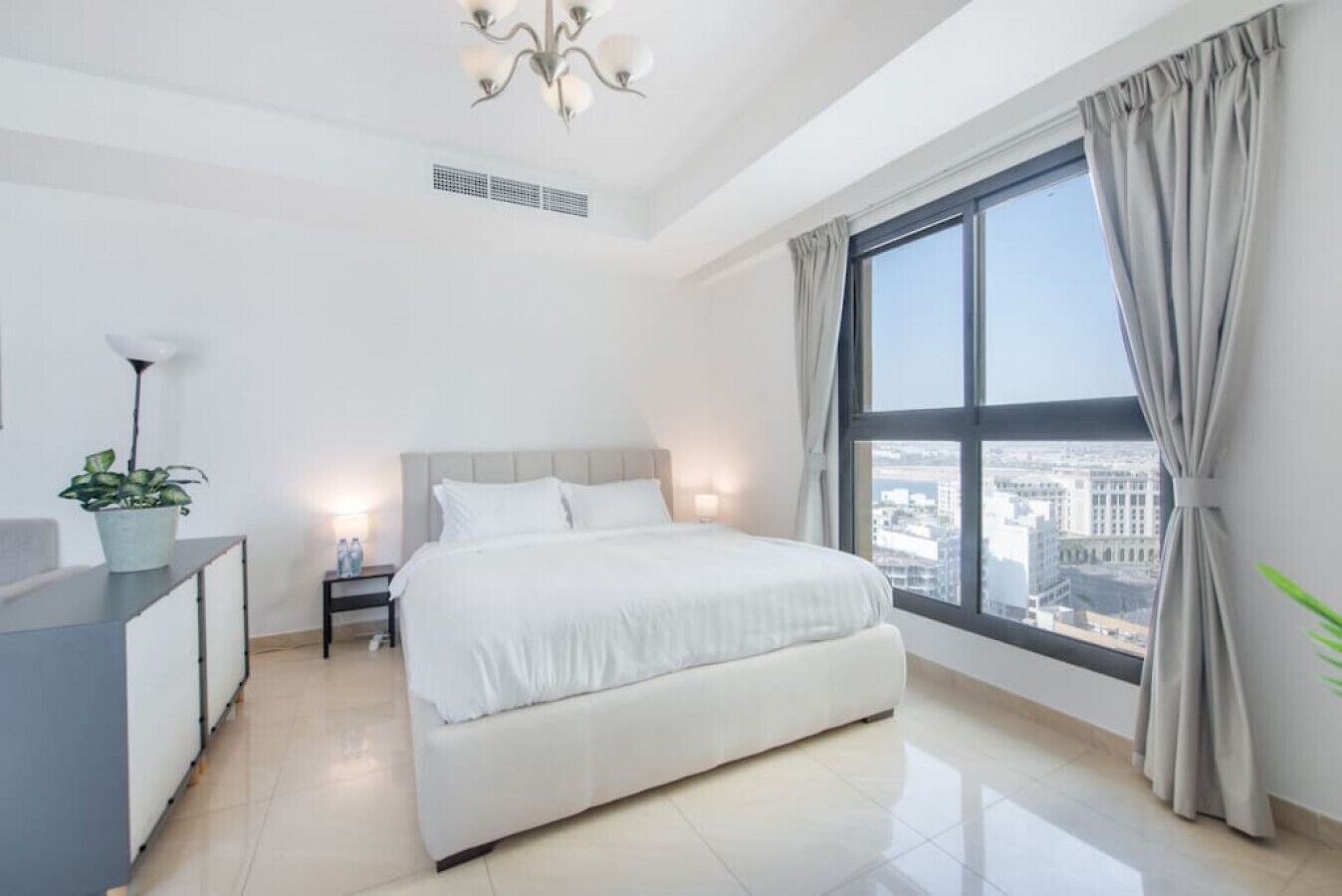 1 chambre, bureau, fer et planche à repasser, lit parapluie