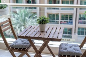 Outdoor dining - Greens Thayaal 3 313 B  · Central studio in The Greens 10min to MetroStation (The Greens)