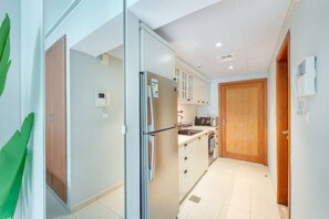 Frigorifero, microonde, forno, piano cottura