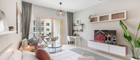 1 chambre, bureau, fer et planche à repasser, lit de bébé portatif