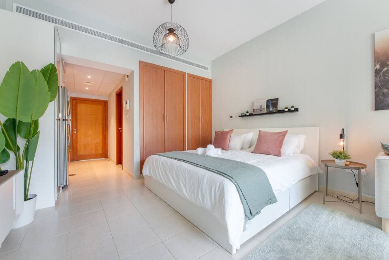1 habitación, escritorio, tabla de planchar con plancha y cuna de viaje 
