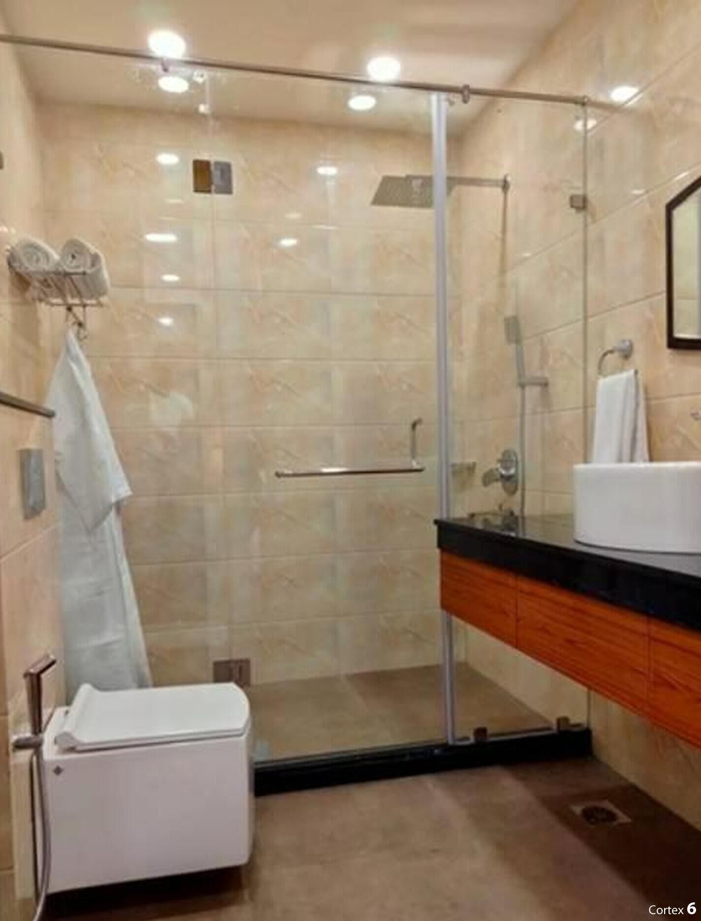 Deluxe Room | Bathroom | Shower, rainfall showerhead, towels