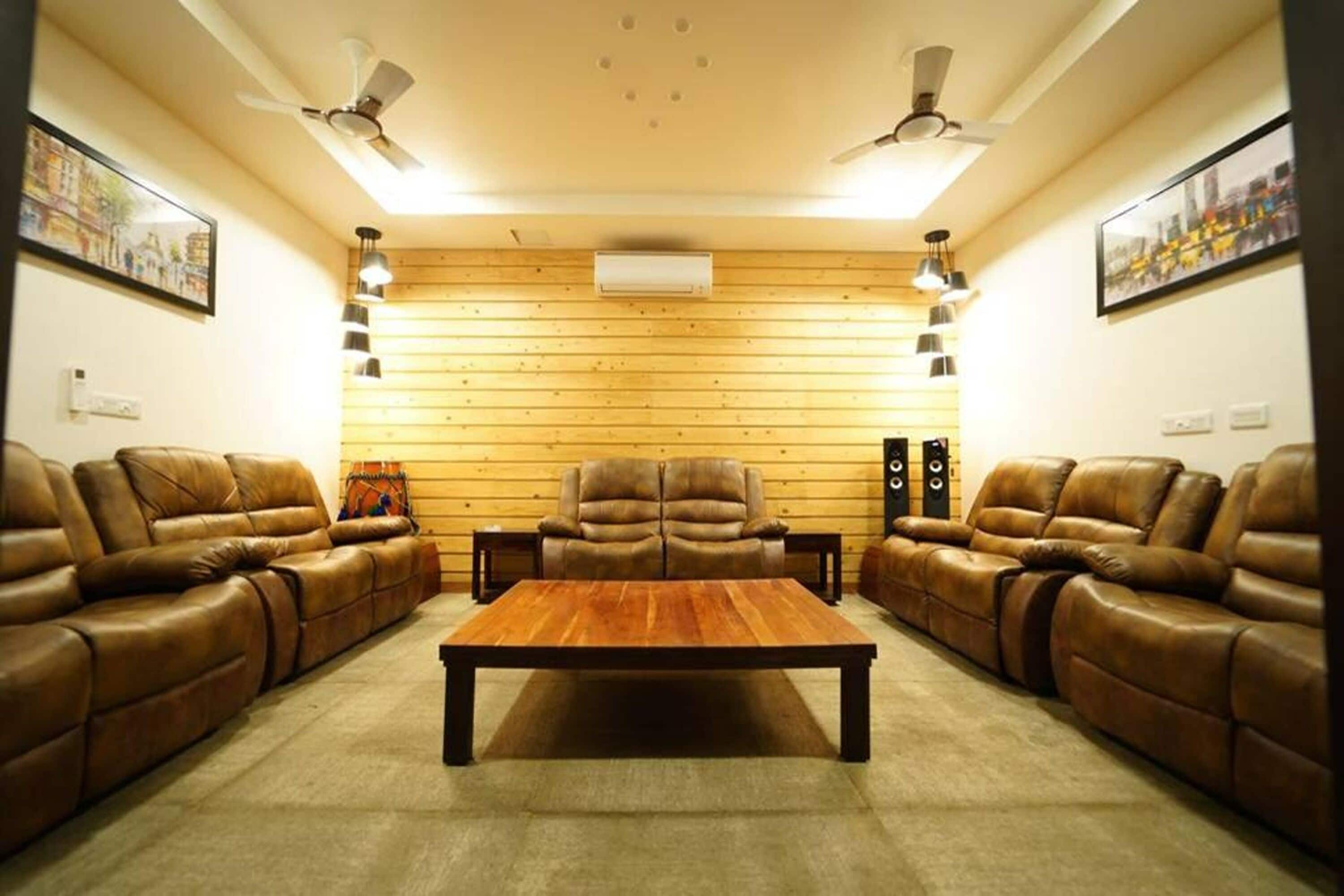 Deluxe Room | Living area | 32-inch LCD TV with cable channels