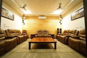 Camera Deluxe | Area soggiorno | TV LCD 32 pollici con canali via cavo