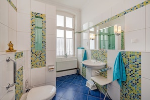 Haartrockner, Bidet, Handtücher