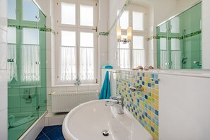 Haartrockner, Bidet, Handtücher
