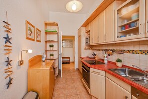 Kühlschrank, Mikrowelle, Ofen, Herdplatte