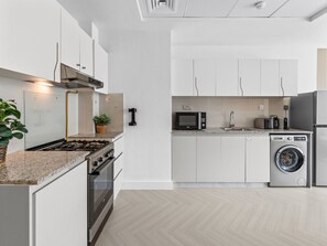 Refrigerador, microondas, horno y parrilla de estufa 