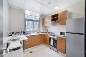 Een koelkast, een magnetron, een oven, een kookplaat
