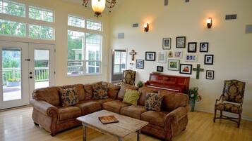 Télévision, cheminée, baby-foot, table de tennis de table