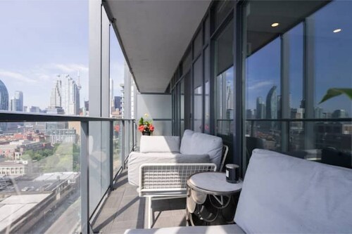 Stylish Cozy Apartment w Downtown Toronto Views