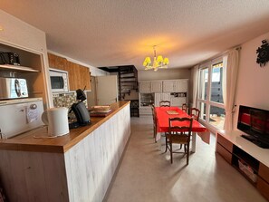 Frigorifero, microonde, lavastoviglie, tostapane