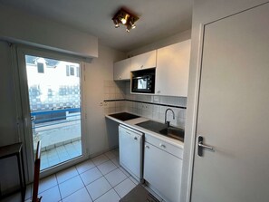 Køleskab, mikrobølgeovn, kogeplade, opvaskemaskine