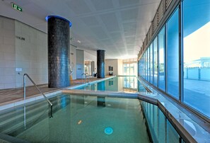 Una piscina cubierta, una piscina al aire libre