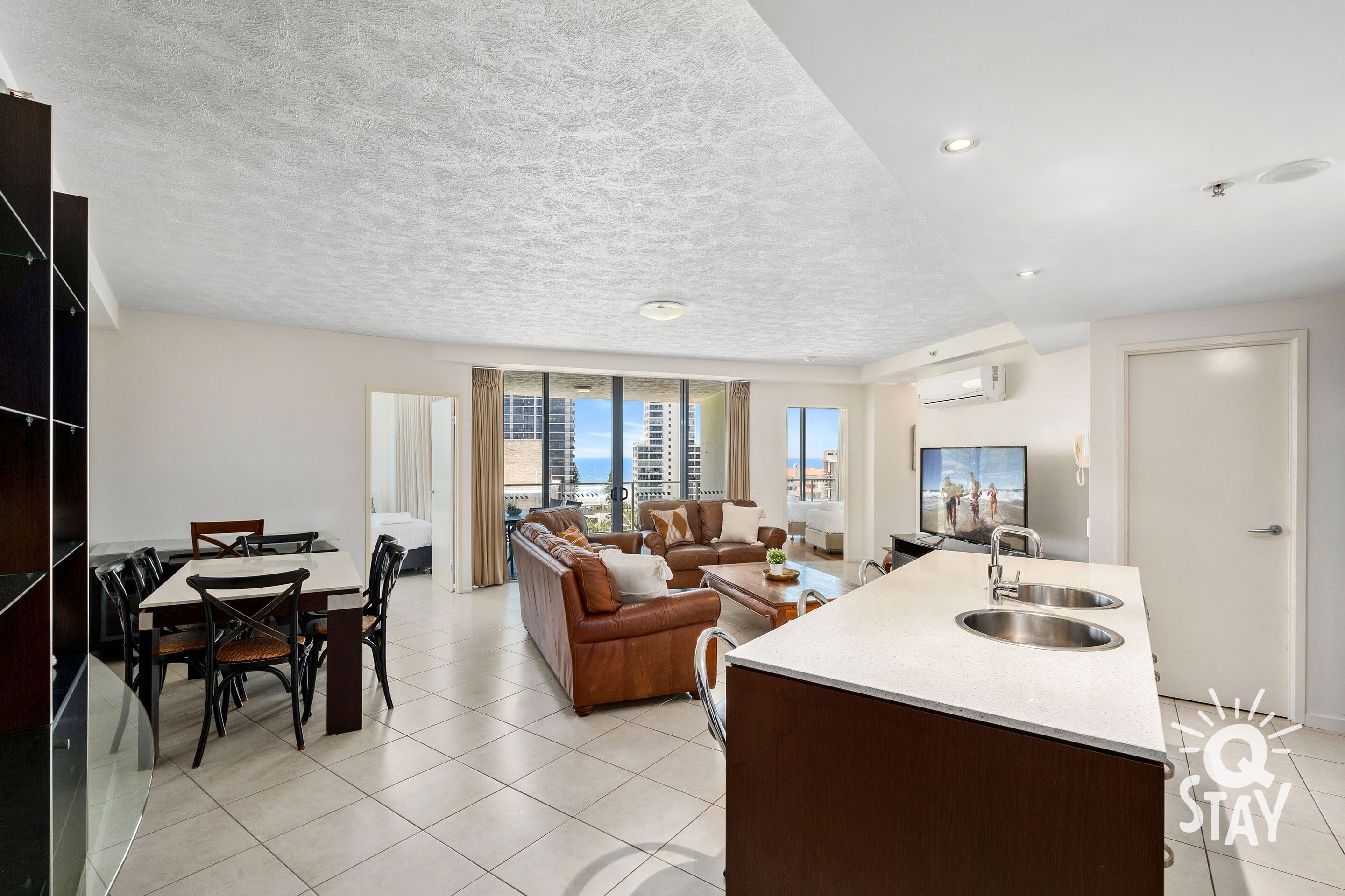 3 Bedroom Unit with Sea Views in Surfers Paradise — image 3