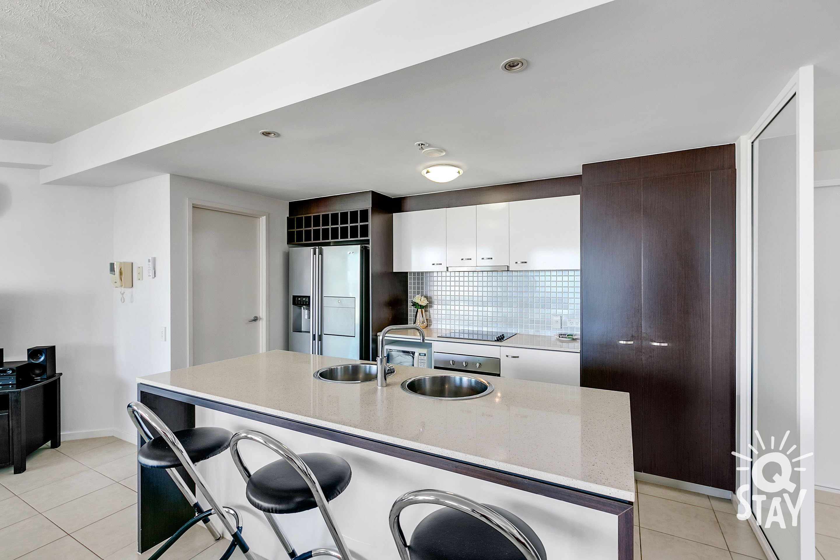 3 Bedroom Unit with Sea Views in Surfers Paradise — image 15