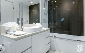 Bathtub, hair dryer, towels, soap - H'Residences – 2 Bedroom 1 Bathroom with Sea Views (Surfers Paradise)