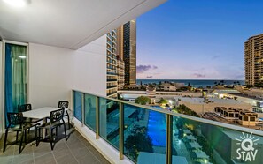 Outdoor dining - H'Residences – 2 Bedroom 1 Bathroom with Sea Views (Surfers Paradise)