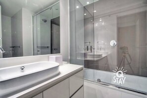 Badewanne, Haartrockner, Handtücher, Seife