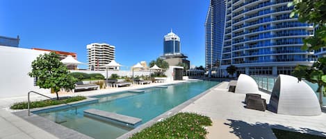 Sisäuima-allas, ulkouima-allas