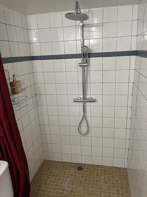 Douche, savon, papier de toilette