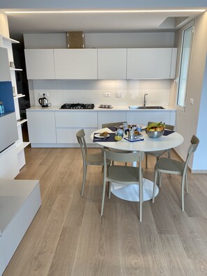 Frigorifero, forno, piano cottura, lavastoviglie