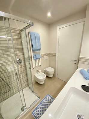 Doccia, asciugacapelli, bidet, carta igienica