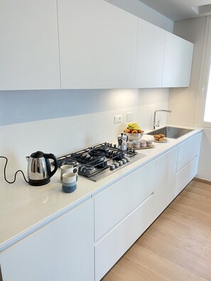 Frigorifero, forno, piano cottura, lavastoviglie