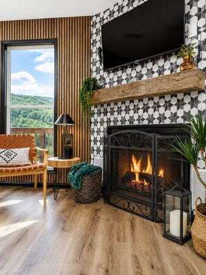 Interior - Ski Slope Views Hot Tub & Best Resort Spot! (McGaheysville)