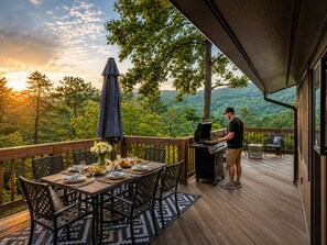Outdoor dining - Ski Slope Views Hot Tub & Best Resort Spot! (McGaheysville)