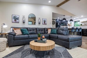 Smart TV, fireplace - Situated in the Tree Tops w/ Unbelievable Ski Slope Views Community Pool Access (Seasonal) Hot Tub (McGaheysville)