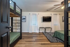 4 室のベッドルーム、アイロン / アイロン台、WiFi (無料)、ベッドシーツ