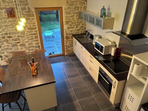 Kühlschrank, Mikrowelle, Ofen, Herdplatte