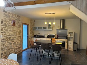 Réfrigérateur, four à micro-ondes, un four, surface de cuisson
