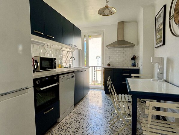 Kühlschrank, Mikrowelle, Ofen, Geschirrspüler