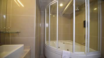 Studio, 1 Schlafzimmer, Nichtraucher, Stadtblick | Badezimmer | Dusche, Regendusche, Bademäntel, Hausschuhe