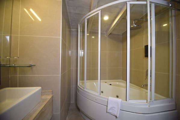 A modern bathroom with a freestanding bathtub, a glass-enclosed shower, and a glass shelf. - Alp Pasa Gazetta - Special Class (Antalya)