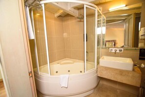 Studio | Bathroom | Shower, rainfall showerhead, bathrobes, slippers - Alp Pasa Gazetta - Special Class (Antalya)