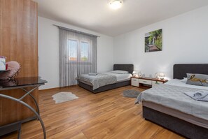 2 chambres, fer et planche Ă repasser, Wi-Fi gratuit, draps fournis