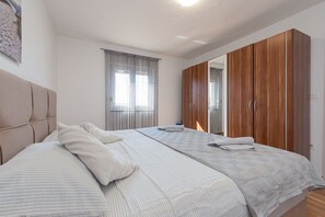 2 bedrooms, iron/ironing board, free WiFi, bed sheets