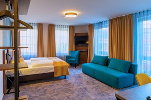 Suite | Hypo-allergenic bedding, in-room safe, desk, laptop workspace