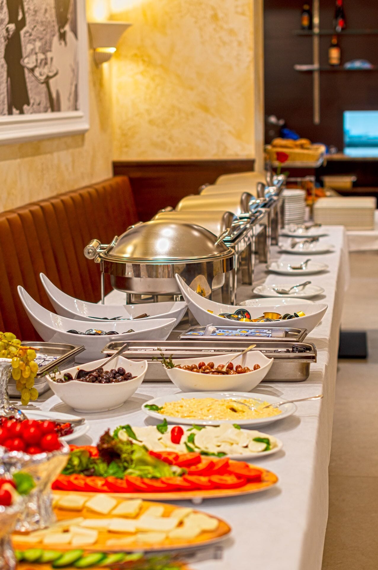 Una mesa de buffet con diversos alimentos y utensilios.