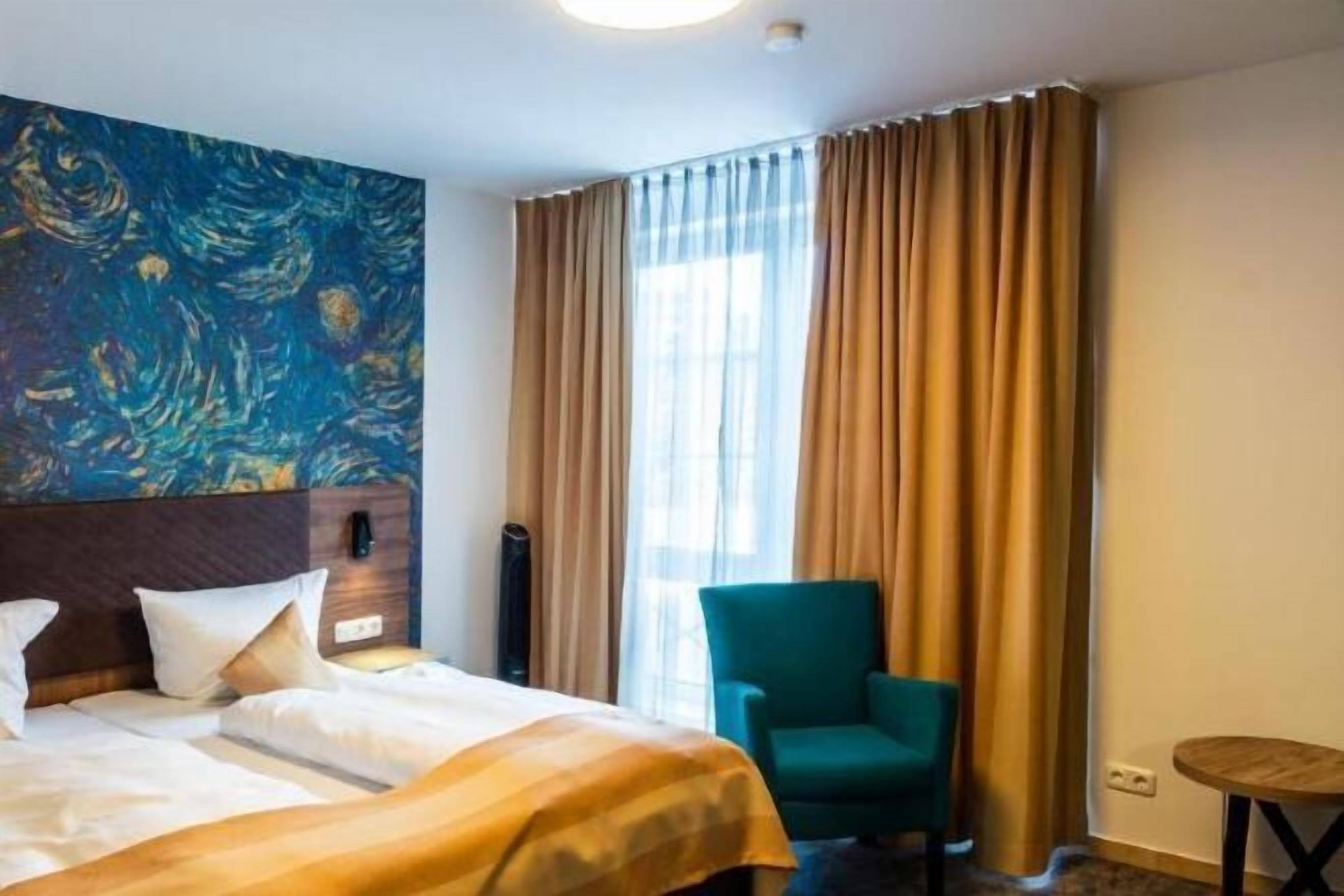 Hypo-allergenic bedding, in-room safe, desk, laptop workspace