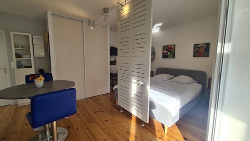 Elegant house and garden, quiet location close to Rochefort and Thermes town center 
