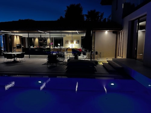 Centre Saint Tropez - Grande et Belle villa contemporaine et sa piscine chauffée